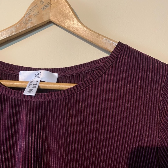 Pennington’s Textured Top - Picture 2 of 4